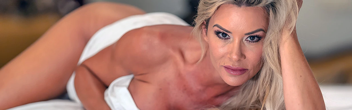 Ältere Frau bietet Telefonsex mit Cam